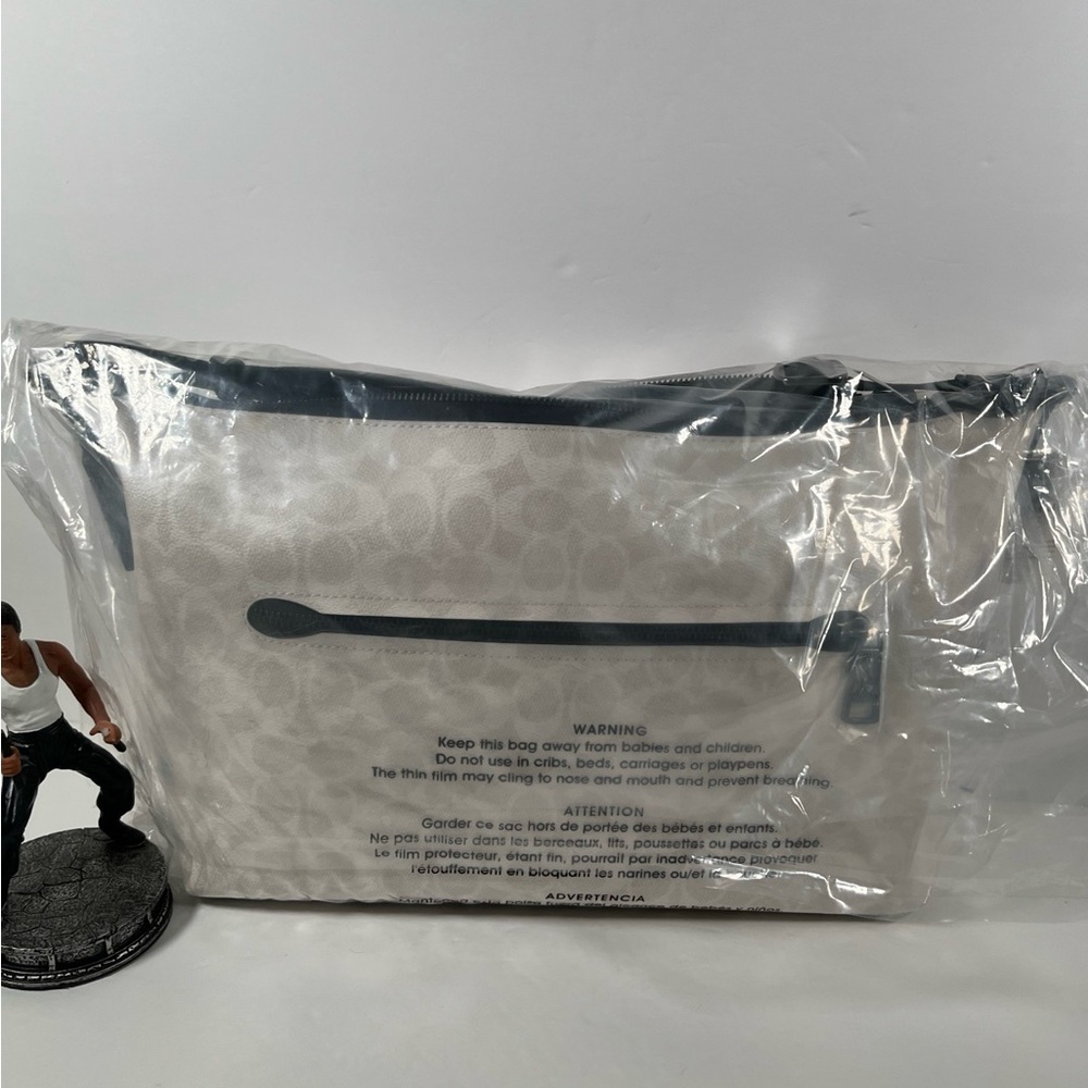 Coach Finn Crossbody Bag In Signature Canvas NWT - Picture 2 of 6